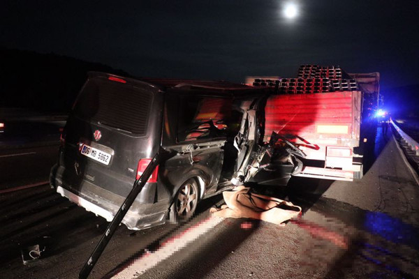 Bolu'da arkadan çarptı paramparça oldu! 50 metre sürüklendi - Resim: 0