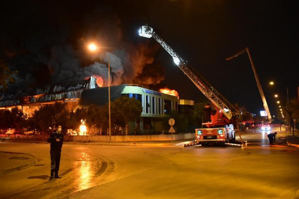 Çiğli'de plastik fabrikasında yangın! Resmen kül oldu - Resim: 0