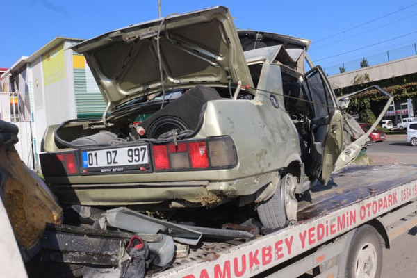 Adana'da feci kaza! Otomobil hurdaya döndü - Resim: 0