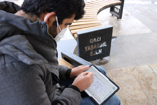 Diyarbakır'da öğretmenden alkışlanacak hareket! Babası korona olunca... - Resim: 0