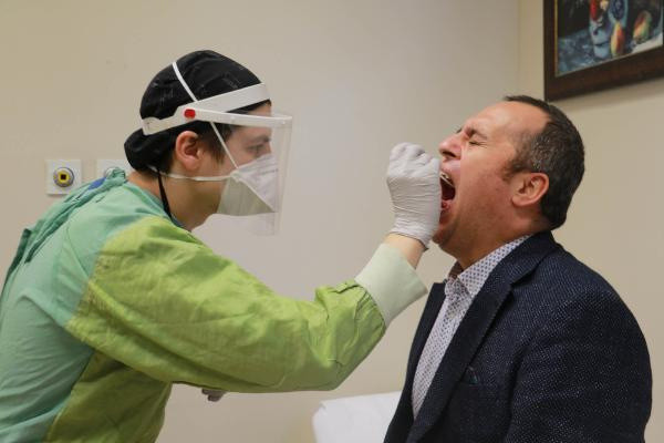 Fahrettin Koca'nın dikkat çektiği illerden! Vaka sayısı artan Samsun'da hastanelerde test kuyruğu - Resim: 0