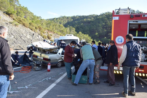 Antalya'da cenaze yolunda korkunç kaza! Birbirine adeta yapıştı - Resim: 1