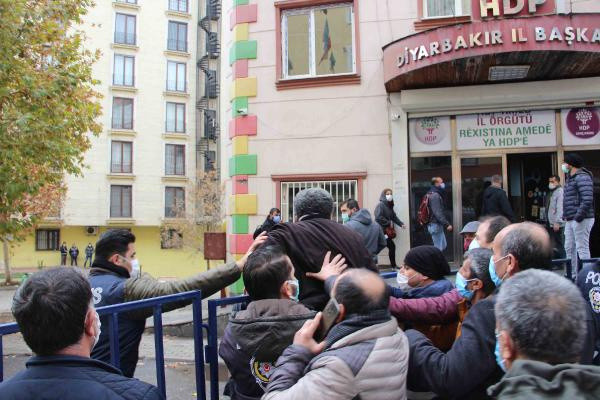 178 ailenin eylemi 472'nci güne girdi! Diyarbakır'da HDP il binası önünde gerginlik - Resim: 1