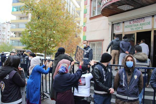 178 ailenin eylemi 472'nci güne girdi! Diyarbakır'da HDP il binası önünde gerginlik - Resim: 0