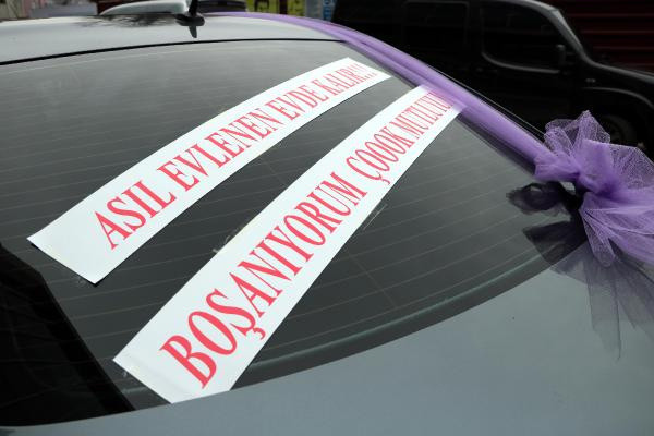 Zonguldak'ta gören telefona sarıldı! Eşinden boşandı aracına yazdığı şaşkına çevirdi - Resim: 1