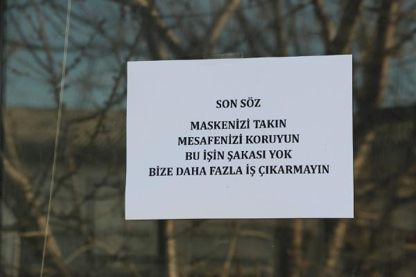 Düzce'de gören şaşkına döndü! Mezarcı iş yerine bu yazıyı astı - Resim: 0