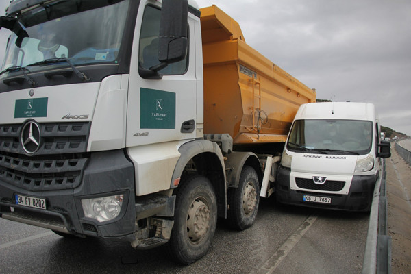 Manisa'da kayganlaşan yolda duramadılar! 3 araç birbirine girdi - Resim: 0