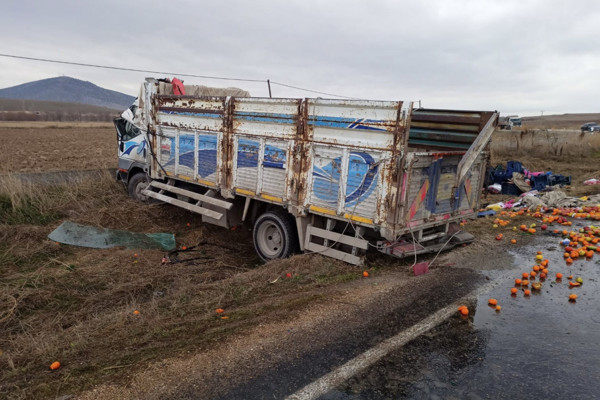Eskişehir'de kamyon virajı alamayınca yoldan çıktı: Ölüler ve yaralılar var - Resim: 0