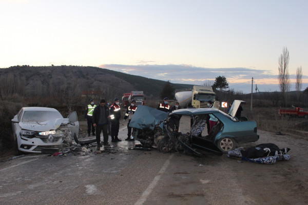 Isparta'da feci kaza! 2 araç kafa kafaya çarpıştı: Ölüler ve yaralılar var - Resim: 0