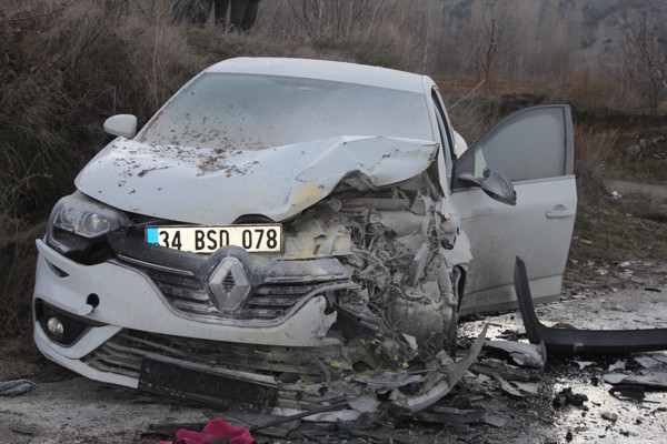 Isparta'da feci kaza! 2 araç kafa kafaya çarpıştı: Ölüler ve yaralılar var - Resim: 1