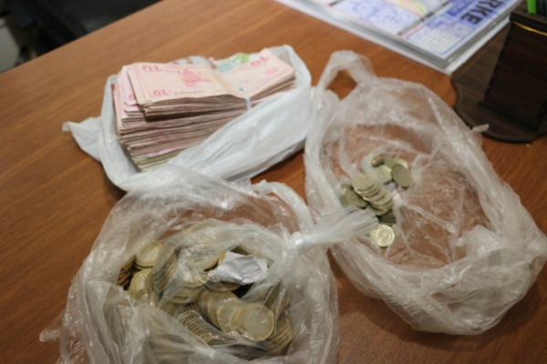 Konya'da pazarda temizlik yaparken buldu! İşçiden alkışlanacak hareket - Resim: 0