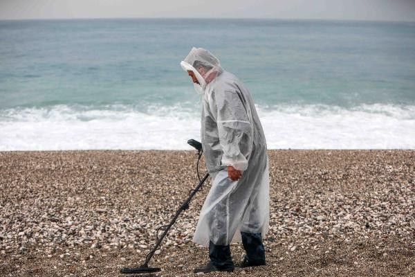 Antalya'da 20 yıldır plajları altını üstüne getirdi buldukları şaşırttı! Geçimini sağlıyor - Resim: 0