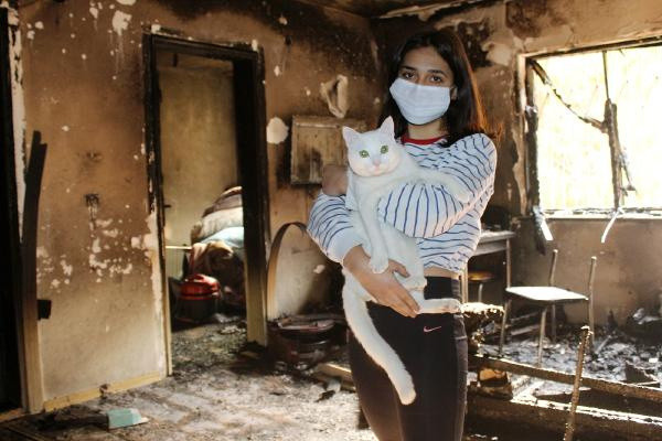 Antalya'da vatandaşlar canlarını hiçe sayıp girdiler: Kapının önüne kendimi zor attım - Resim: 1