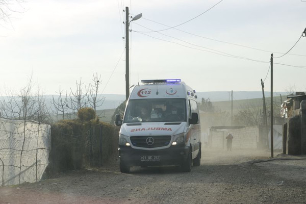 Diyarbakır'da tarlada karşılan 2 aile birbirine girdi kan aktı! Giriş çıkışlar kapatıldı - Resim: 0
