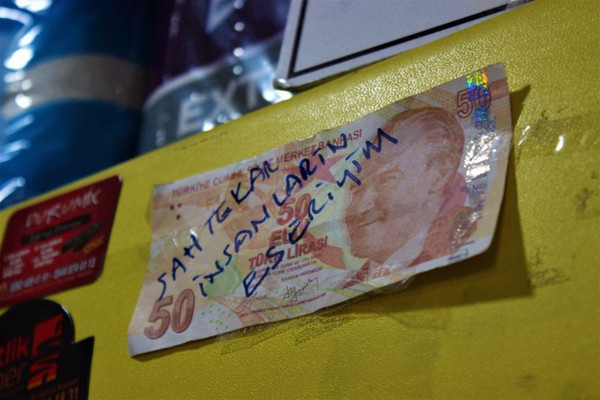 Kocaeli'de utansınlar diye dükkana astı! Yazıyı gören bir daha baktı - Resim: 0