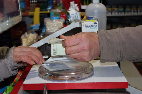 Kocaeli'de utansınlar diye dükkana astı! Yazıyı gören bir daha baktı - Resim: 1