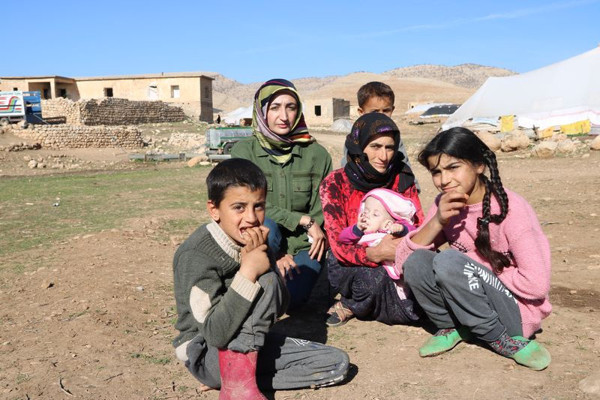 Diyarbakır'da 2 amca kızı aynı adamla evleniyor! Aynı çadırda yaşıyorlar - Resim: 3