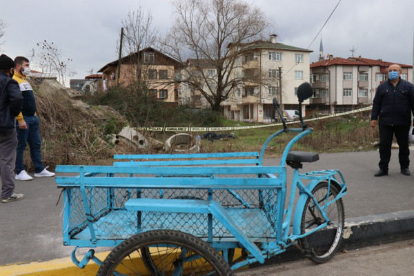 Sakarya'da boş arazide ölü bulundu! Geriye yürek burkan görüntü kaldı - Resim: 0