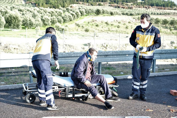 Manisa'da feci kaza! Tır parçalandı kullanılmaz hale geldi - Resim: 0