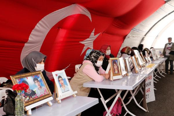 Diyarbakır'da HDP binası boşaltıldı! Evlat nöbetindeki aileler tepkili - Resim: 1