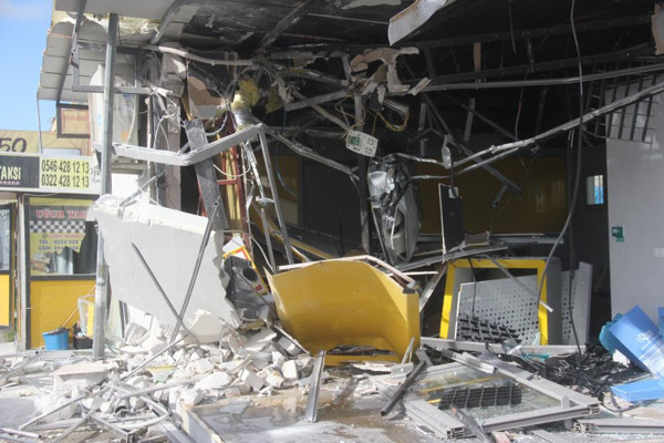 Adana'da korkunç kaza! Ok gibi PTT'ye saplandı: Çığlık çığlığa bağırıyordu - Resim: 0