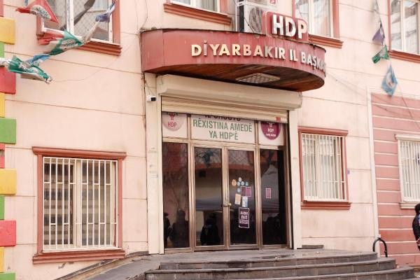 Diyarbakır'da HDP binası boşaltıldı! Evlat nöbetindeki aileler tepkili - Resim: 0