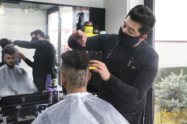 Berberden 3 boyutlu saç tıraşı hizmeti; Mesut Özil'in portresini başına işletti - Resim: 0