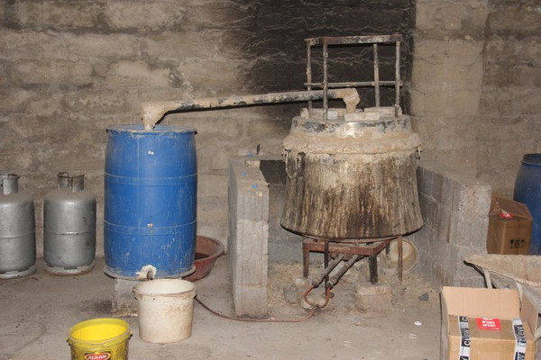 Adana'da polisten kaçarken duvara yazdıkları yazı pes dedirtti - Resim: 1