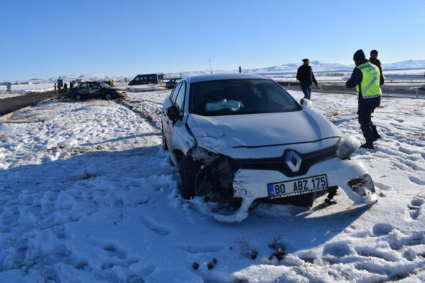 Sivas'ta 2 otomobil çarpıştı: Çok sayıda yaralı var - Resim: 0