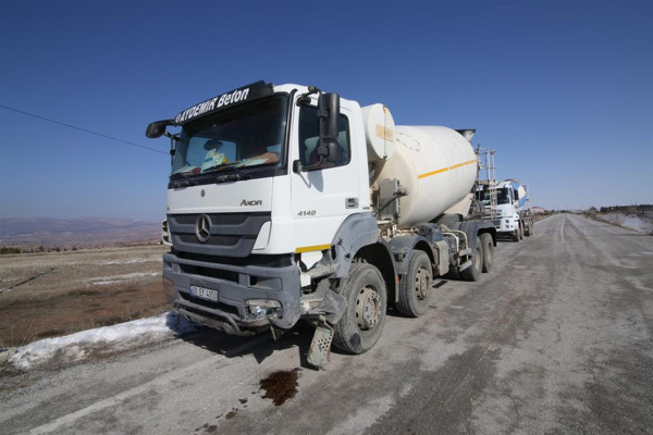Sivas'ta korkunç kaza! Beton mikseriyle çarpıştı araç bu halde geldi - Resim: 1