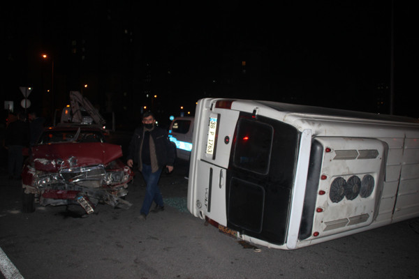 Kayseri'de feci kaza! Otomobil işçi servisiyle çarpıştı: Yaralılar var - Resim: 0