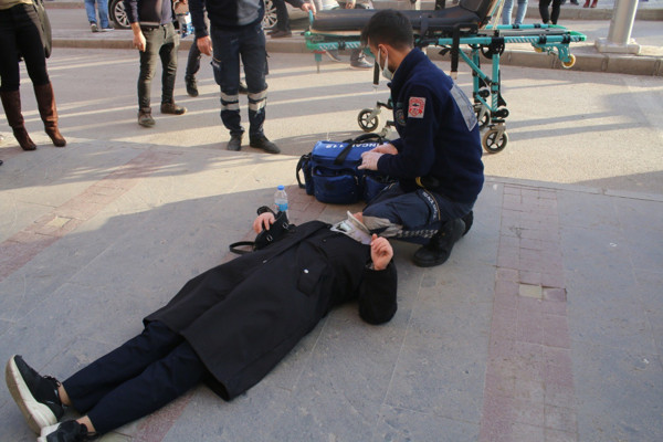 Erzincan'da caddede yürürken hayatının şokunu yaşadı! Ölümden döndü - Resim: 0