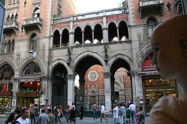 İstanbul'da hayrete düşüren yöntemle kiliseyi satışa çıkardı! 118 adet... - Resim: 1