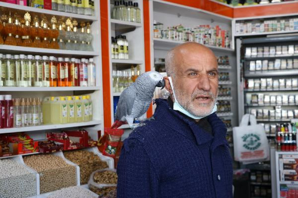 Niğde'de gören şaştı kaldı omzundan indirmiyor: Eşimle yaklaşmamı istemez - Resim: 0