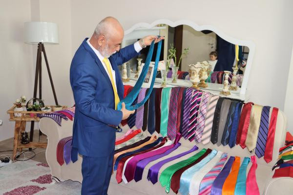 Samsun'da günde 3 kez kravat değiştiriyor! Sebebini öğrenen şaştı kaldı - Resim: 1