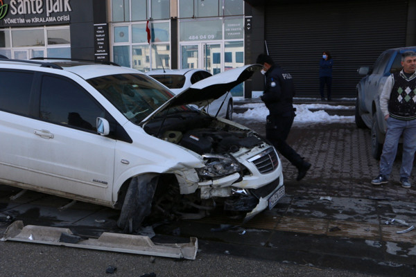 Ankara'da feci kaza! 3 araç birbirine girdi: Yaralılar var - Resim: 1