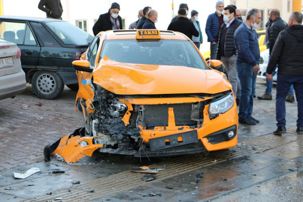 Ankara'da feci kaza! 3 araç birbirine girdi: Yaralılar var - Resim: 0