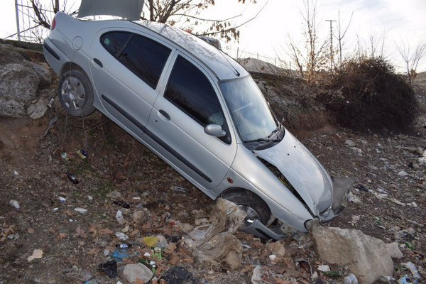 Malatya'da faciadan dönüldü! Araç gölete düşmekten son anda kurtuldu - Resim: 0
