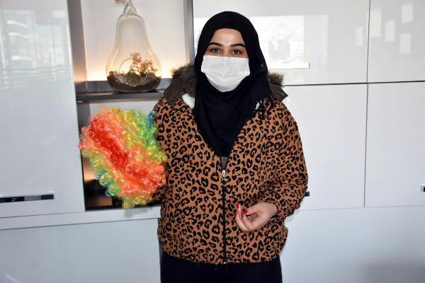 İzmir'de internetten sarı peruk sipariş verdi kutudan çıkan ürünle şaşkına döndü - Resim: 0