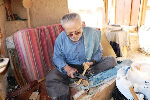 Sakarya'da 60 yıldır dede mesleğini yapıyor! Bir günde 250 tane... - Resim: 0