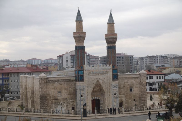 Sivas'taki camide 117 cm'lik eğimi gören inanamadı! Meğer temeli... - Resim: 1