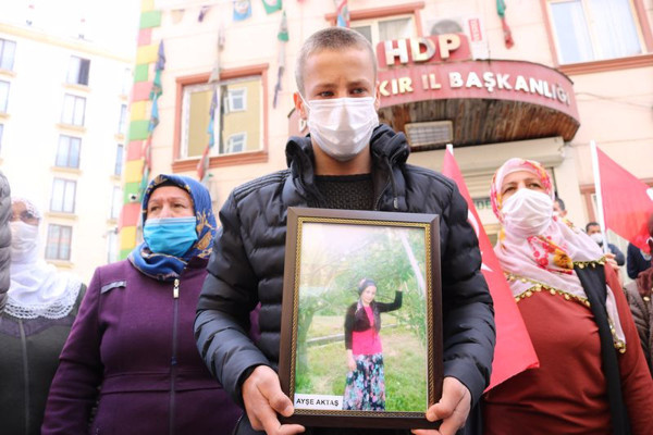 Diyarbakır'da evlat nöbetine 2 aile daha katıldı! Bana altın da verilse gelmezdim ama... - Resim: 1