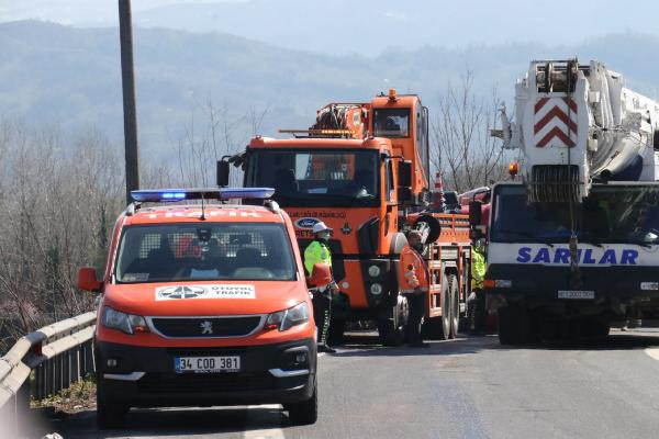 Sakarya'da feci kaza trafiği kilitledi! Kilometrelerce araç kuyruğu oluştu - Resim: 1