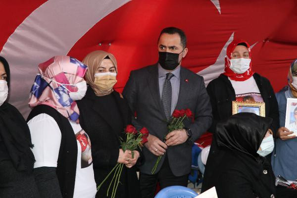 Beyoğlu Belediye Başkanı Ali Haydar Yıldız'dan evlat nöbetindeki annelere destek ziyareti - Resim: 0