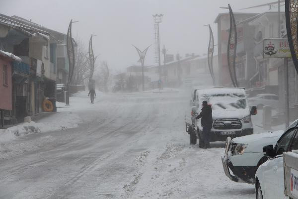 Yüz yüze eğitime kar engeli! Bingöl Karlıova'da eğitime 1 gün ara verildi - Resim: 0