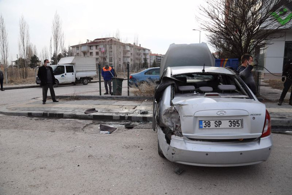 Ankara'da feci kaza! Araç kontrolden çıkıp yayaları ezdi: Yaralılar var - Resim: 0