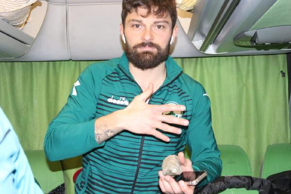 Giresunspor kafilesi, Samsun dönüşü taşlı saldırıya uğradı - Resim: 0