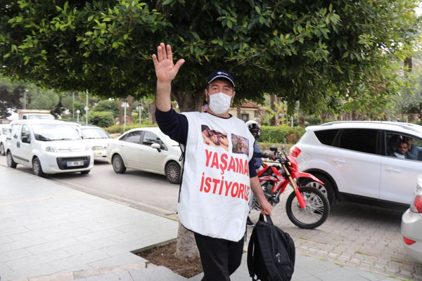 Mersin'den Antalya'ya yürüdü görenler 'kim bu manyak’ diyor - Resim: 0