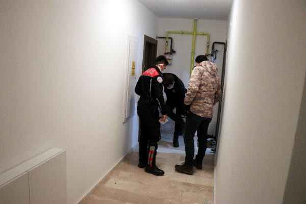 Bolu'da dehşet! Barışmayı kabul etmeyen sevgilisinin kapısının önünde kendini vurdu - Resim: 0