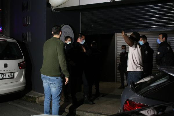 Şişli'de eğlence mekanına koronavirüs baskını! Muhabirlere saldırdılar - Resim: 1